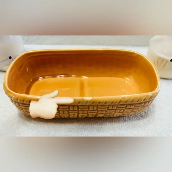 Vintage Pigs in basket salt & pepper shakers. - Picture 3 of 8